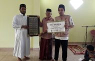 Salurkan Bantuan Jam Digital, Bantu Ingatkan Waktu Shalat