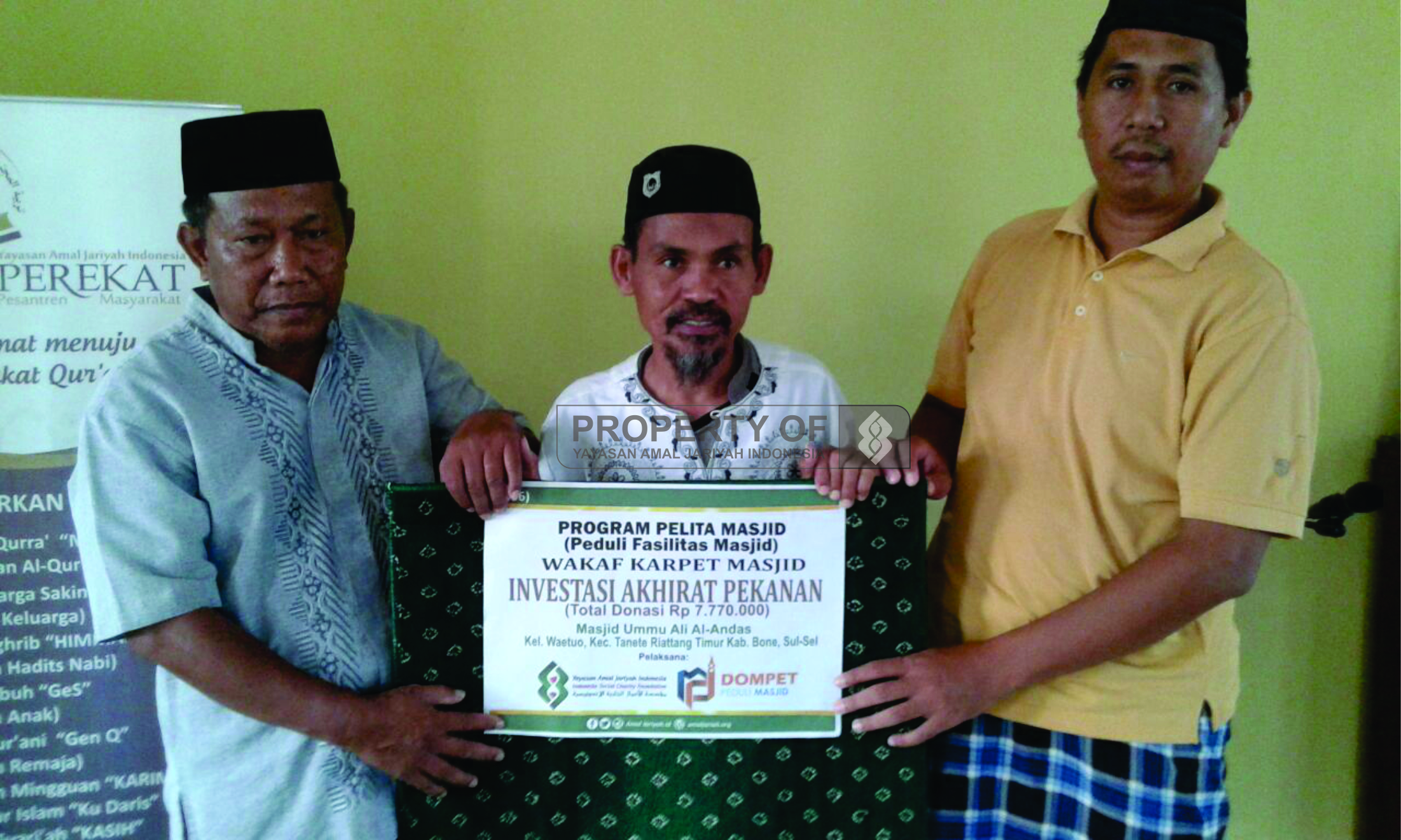 DPM YAJI; Penyaluran Wakaf Karpet untuk Masjid Ummu Ali