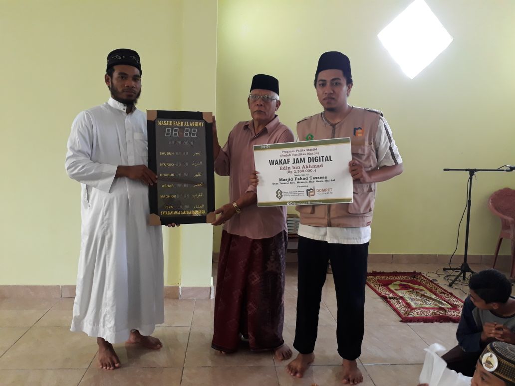 Salurkan Bantuan Jam Digital, Bantu Ingatkan Waktu Shalat